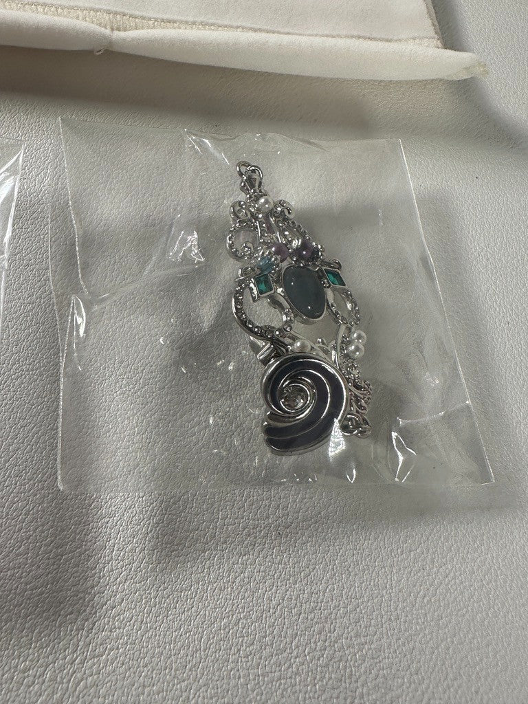 Twisted Wonderland Mayla Emblem Iconique Dangle Earrings Octavinelle Azul Floyd